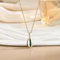 Detalle del colgante de gota dorado con rayas de esmalte en color verde y blanco - Estilo Dorado de Rayas Verdes y Blancas (XL02453A)