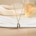Detalle del collar bañado en oro con colgante de gota a rayas blancas y negras - Estilo Dorado de Rayas Negras y Blancas (XL02453B)