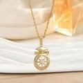 Detail van gouden afstudeer-ketting met kompas hanger en motiverende gravure tekst - Kompas Afstuderen Avontuur Begint (XL02475)