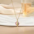 Detalle de un elegante collar con colgante de globo aerostático sobre raso blanco - Estilo Globo Aerostático Pintado (XL02454)