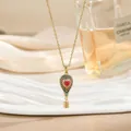 Detalle del collar de globo aerostático dorado con piedras de colores y corazón - Estilo Corazón Rojo Pavé Colorido (XL02455A)
