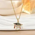 Afstudeerhoed ketting 2023 met gouden kwastje en sprankelend kristallen accent - 2023 Afstudeerpet Rol (XL02478)