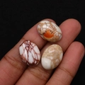 Cuentas ovaladas de piedra emperador pulida con vetas naranjas sobre fondo negro - 13x18mm / No.14 (Blanco Manchado)