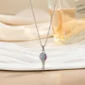 Detalle del colgante de globo aerostático con piedras de colores sobre seda champán - Estilo Plateado Pavé Colorido (XL02459G)