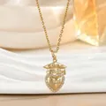 Detail van 2026 afstudeerhoed ketting met gouden hart hanger en kristallen accenten - Fijne Afstuderen Klas van 2026 (XL02484)