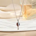 Vista detallada del collar de globo aerostático 3D con esmalte de colores en plata - Estilo Plateado de Rayas Coloridas (XL02460G)