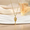 Detalle de collar con colgante de globo aerostático dorado y esmalte de colores en bandeja - Estilo de Decoración Colorida Calada (XL02462)