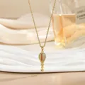 Detalle del collar con colgante de globo aerostático dorado y cristales naranjas - Estilo Calado Incrustado Oro (XL02459A)