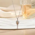 Primer plano de colgante de globo con piedras naranjas y blancas en cadena de plata - Estilo Plateado Pavé Naranja Blanco (XL02459GA)