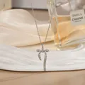 Detailansicht der silbernen Schleifen-Halskette mit Zirkonia auf elegantem Satinchen - Schleife Stil (XL0248G)