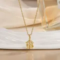 Nahaufnahme der goldenen Karussell-Halskette mit Zirkonia-Steinen und feiner Kette - Karussell Stil (XL01478)
