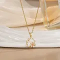 Elegante goldene Halskette mit Kleeblatt-Emaille-Anhänger und Perlen für Damen - Ring Blumenstrauß Stil (XL02243)