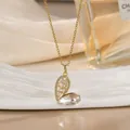 Elegante goldene Herz-Halskette mit funkelnden Kristallen auf weißem Keramik-Display - Asymmetrischer Herz Stil (XL02531)