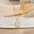 Detailansicht der fischförmigen Goldhalskette mit Mikro-Kristallen auf Seidenstoff - Kleiner Fisch Stil (XL02532)