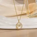 Makroaufnahme einer Goldkette mit Schmetterlingsanhänger, Perlmutt und Zirkonia - Perlmutt Schmetterling Runder Stil (XL02533)