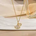 Elegante goldene Halskette mit Ginkgoblatt, Herzanhänger, Zirkonia und Katzenaugenstein - Ginkgoblatt Herz Stil (XL02536)