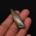 Irregular turquoise empire stone pendant in grey-green with reddish natural veins - 13x45mm / Gray-Green with Red-Brown Texture