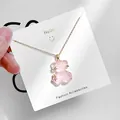 Süße goldene Bären-Halskette mit rosa transparentem Anhänger auf Displaykarte - Gold