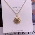 Detail der goldenen Sonnenblumen-Halskette mit 100 Sprachen Projektionsstein - Sonnenblumen Design(TY0076)
