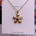 Makroaufnahme der goldenen Blumenhalskette mit Mikro-Pavé-Kristallen und Projektionsstein - Fünfblättrige Blume Design(TY0084)
