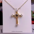 Detailaufnahme einer goldenen Kreuzhalskette mit runden Edelsteinen und Projektionsstein - Multi-Diamant Kreuz Design(TY0085)