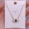 Makroaufnahme der Evil-Eye-Halskette mit blauem Stein und goldener Gliederkette - Goldener Ovaler Blauer Stein Weißer Emaille-Augenanhänger (YJ009)