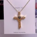 Detailansicht goldene Kreuzkette mit I Love You Projektionsstein und Zirkonia-Besatz - Hohles Kreuz Design(TY0091)