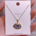 Nahaufnahme der goldenen Evil-Eye-Halskette mit bunten Strasssteinen und blauem Auge - Goldener Bunter Strass Augenanhänger (YJ0015)