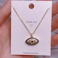 Detailaufnahme des goldenen Evil Eye Anhängers mit blau-weißen Zirkonia an einer Kette - Goldener Augenförmiger Blau-Weiß-Zirkonia-Anhänger (YJ0017)