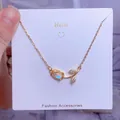 Vue détaillée d'un collier tulipe dorée avec un pendentif en pierre de lune synthétique - Style Tulipe Bleu Violet Pierre de Lune (YJX002)