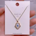 Hamsa-Hand-Halskette mit Evil Eye Anhänger auf einer weißen Geschenkkarte - Goldener Perlweißer Hamsa-Handanhänger (YJ0021)