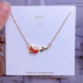 Détail du collier tulipe doré élégant avec pétales rouges et incrustation de diamants cristal - Style Rose avec Strass Rouge (YJX005)