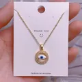 Nahaufnahme der goldenen Evil Eye Halskette mit blauem Emaille und Zirkon-Akzenten - Goldener Runder Blau-Weiß-Emaille-Strassanhänger (YJ0022)