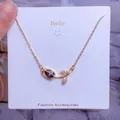 Détail d'un pendentif tulipe avec cristal violet en forme de goutte et finition dorée - Style Rose Goutte d'eau Violette (YJX006)
