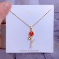 Détail du collier tulipe doré avec pendentif fleur en émail rouge et pierre de gemme verte - Style Rose Rouge avec Strass Or (YJX009)