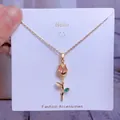 Détail du pendentif tulipe avec cristal rose et feuille verte sur une chaîne dorée - Style Rose Goutte d'eau à Facettes Rose (YJX0011)