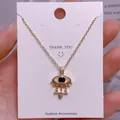 Detailansicht der goldenen Evil-Eye-Halskette mit blauem Stein und Zirkonia-Verzierungen - Goldener Augenförmiger Blauer Hauptstein Strassanhänger (YJ0029)