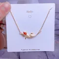 Détail du pendentif tulipe avec zircon rouge en goutte d'eau et pierres blanches fines - Style Tulipe Zircone Rouge (YJX0013)