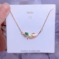 Détail du collier tulipe doré avec pierre en goutte verte et zircons brillants sur support - Green Teardrop Main Stone Floral Style (YJX0014)