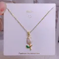 Vue détaillée du collier tulipe avec pétales blancs et chaîne dorée sur support - Style Tulipe Imitation Jade Blanche (YJX0031)