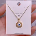Detail der goldenen Evil Eye Kette mit Sonnenblumen Anhänger und Zirkonia Steinen - Goldener Sonnenblume-Blaues-Böses-Auge-Anhänger (YJ0033)