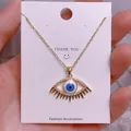 Makroaufnahme des Evil-Eye-Anhängers mit blauem Harz und Zirkonia auf Goldkette - Goldener Strahlender Böses-Auge-Anhänger (YJ0034)