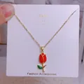 Gros plan d'un collier pendentif tulipe rouge 3D avec chaîne dorée et feuille verte - Style Tulipe 3D Rouge Vert (YJX0035)