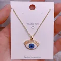 Detail der Evil-Eye-Halskette mit blauem Emaille und goldenen Wimpern auf Karte - Goldener Wimpern-Böses-Auge-Emaille-Anhänger (YJ0035)