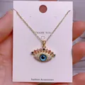 Detailansicht der Evil Eye Halskette mit bunten Edelsteinen an einer Goldkette - Goldener Bunter Edelstein-Augenanhänger (YJ0040)