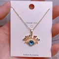 Detaillierte Nahaufnahme der goldenen Evil Eye Halskette mit bunten Strasssteinen - Goldener Strahlender Bunter Strass Böses-Auge-Anhänger (YJ0042)