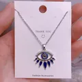 Detail der Evil Eye Halskette mit blauen Edelsteinen und Tropfenanhängern aus Silber - Silberner Böses-Auge-Anhänger Im Bohemian-Stil (YJ0045)