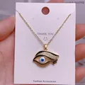 Detailansicht der goldenen Evil Eye Halskette mit weißen Zirkonia und blauer Emaille - Goldener Wimpernförmiger Emaille-Strass-Augenanhänger (YJ0046)