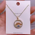 Detail des goldenen Evil Eye Anhängers mit blauen Kristallen und weißen Zirkonsteinen - Goldener Runder Ausgehöhlter Augenanhänger Mit Strahlenmuster (YJ0047)