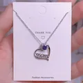 Detalle de collar de corazón plateado con gema púrpura y grabado mom para regalo de madre - Corazón de Piedra Violeta Plateada (MOM10)